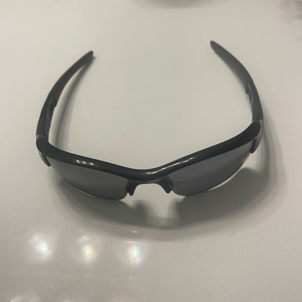 New never used Oakley sunglasses polarised. Frame black lenses grey tent.
